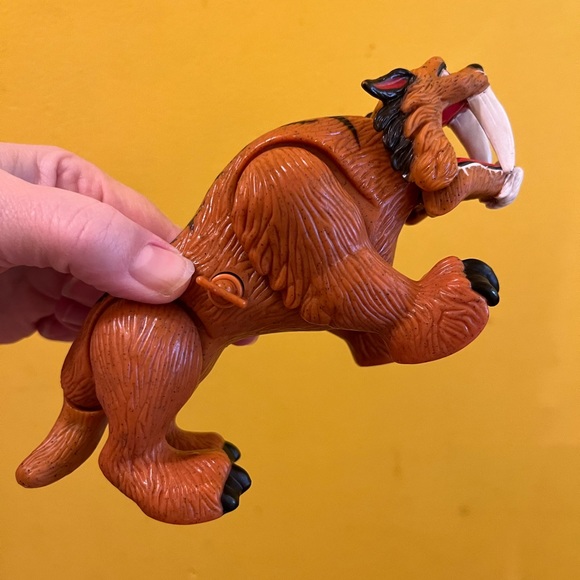 🐇 Saber Tooth Tiger walks after being winded up!  Watch the video! Mattel, Inc. - Picture 6 of 10